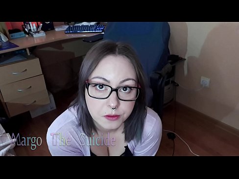 ❤️ 眼鏡をかけたセクシーな少女がカメラに向かってディルドを深くしゃぶる ❤ スーパーセックス ❌️❤